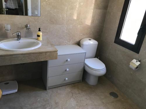 ein Badezimmer mit Toilette und Waschbecken in der Unterkunft 3 Bedroom Apartment, Duquesa, Spain in San Luis de Sabinillas