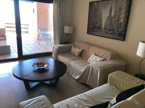 ein Wohnzimmer mit einer Couch und einem Couchtisch in der Unterkunft 3 Bedroom Apartment, Duquesa, Spain in San Luis de Sabinillas