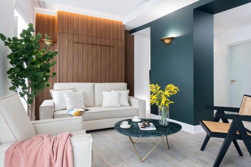 セビリアにあるアパルタメントス セビリア セントロの白いソファとテーブルのあるリビングルーム