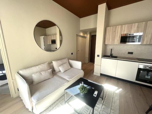 - un salon avec un canapé blanc et un miroir dans l'établissement Beaumont republique, à Nice