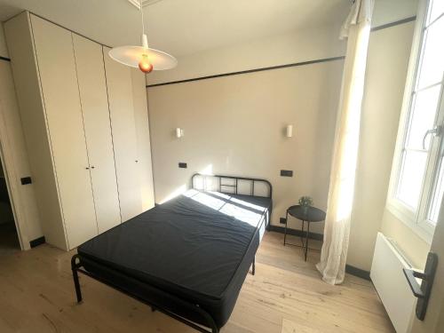 une chambre avec un lit et une table dedans dans l'établissement Beaumont republique, à Nice