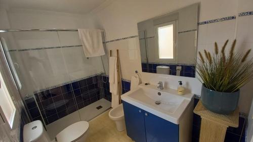 a bathroom with a sink and a toilet and a shower at El balcón de Alexia, 5 minutos del aeropuerto in Partida de La Cañada