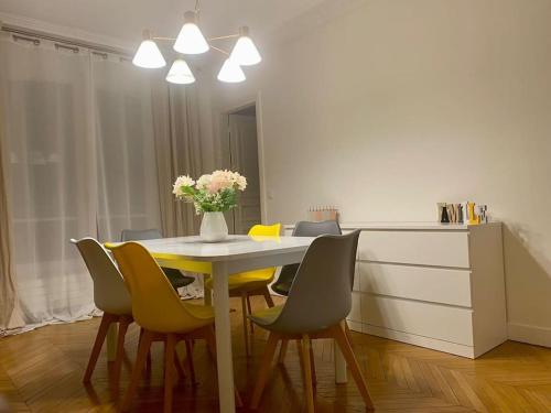 Photo de la galerie de l'établissement haussmannien, près arc Triomphe, à Paris