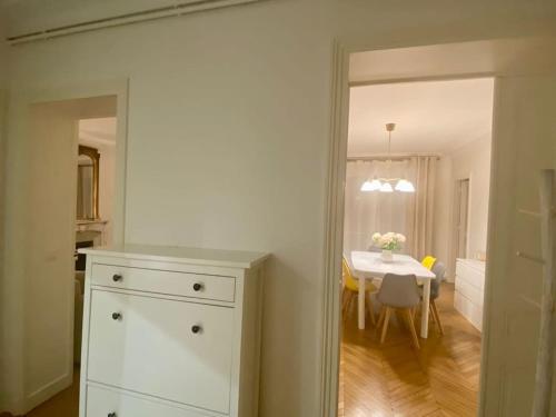 Photo de la galerie de l'établissement haussmannien, près arc Triomphe, à Paris