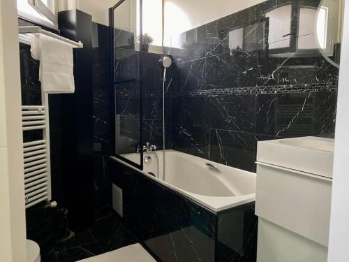 Photo de la galerie de l'établissement haussmannien, près arc Triomphe, à Paris