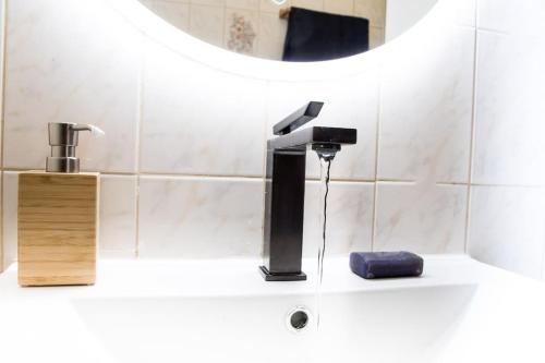 La salle de bains est pourvue d'un lavabo, d'un sèche-cheveux et d'un miroir. dans l'établissement 2 pièces lumineux à 5 min à pied Stade de France, à Saint-Denis