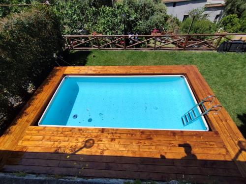 a swimming pool in a wooden box in the grass at Traulivi country house in Meta