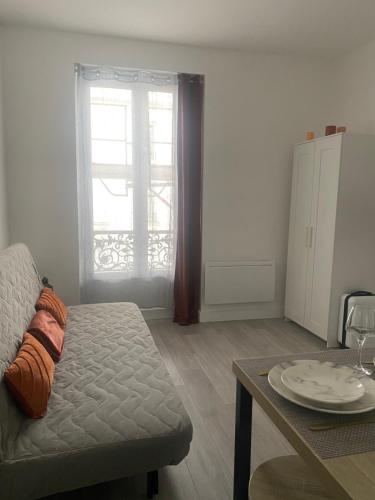 un salon avec un canapé et une table dans l'établissement Appartement près Paris & Disney, à Le Perreux-Sur-Marne