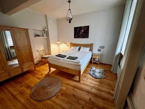 une chambre avec un lit et un parquet dans l'établissement Kotermanni Residents - Kuressaare Old Town apartment with sauna, à Kuressaare
