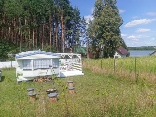 a small shed in the middle of a yard at GreenKris in Ostaszewo