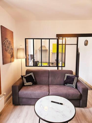 ヴァンドームにあるappartement calme, centre-villeのソファとテーブルのあるリビングルーム
