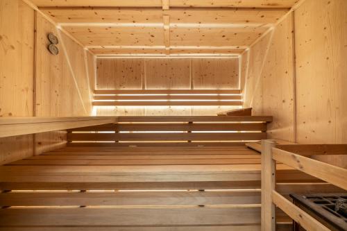 a wooden sauna with the sun shining through the window at Pension Lenz´n am Christlhof in Lenggries
