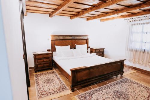a bedroom with a bed with a wooden headboard at La Saca 42 in Saca