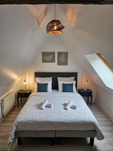 une chambre avec un lit avec deux oreillers dessus dans l'établissement appartement calme, centre-ville, à Vendôme