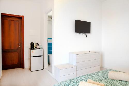 Televisyen dan/atau pusat hiburan di Solanas Home Stay - Rooms