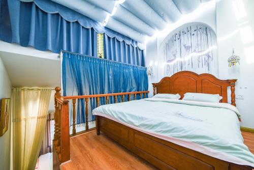 Postel nebo postele na pokoji v ubytování Zhangjiajie Han Exotic Inn
