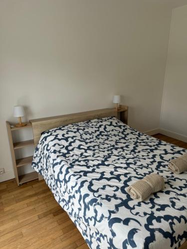 - une chambre dotée d'un lit bleu et blanc avec deux oreillers dans l'établissement Appartement proche de Tours, à Saint-Avertin