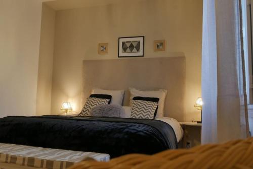 une chambre avec un lit avec des oreillers dessus dans l'établissement Gite Marisan 10 minutes du Futuroscope ,Aquascope et Salle de spectacle Arena, à Beaumont