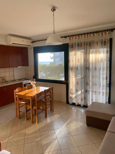 Η κουζίνα ή μικρή κουζίνα στο Enjoy Ofrinio Apartment