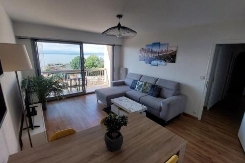 Photo de la galerie de l'établissement Appart cosy avec vue sur le Lac Léman, à Évian-les-Bains