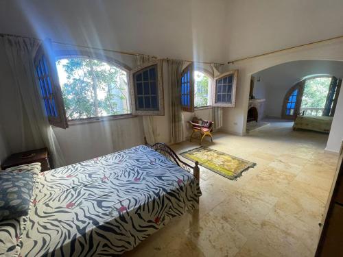 Rúm í herbergi á فيلا عائلات فقط Families only - سيدى كرير Sidi Krir - خارج القرى السياحية Outside tourist villages- حديقة خاصة مستقله ومسبح خاص مشترك Private Garden-Shared Pool