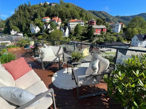 een balkon met stoelen en uitzicht op de stad bij Top floor apartment with mountain view, terrace 22sqm, free parking in Bergen