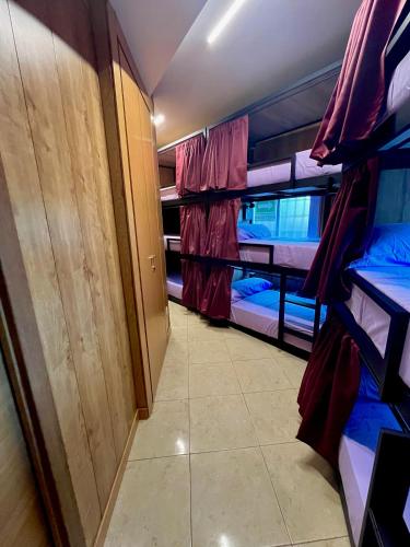 Cette chambre comprend plusieurs lits superposés et un couloir. dans l'établissement Hostel Vida Verde, à Madrid