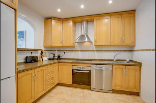 No1 - Beachfront Estepona, close to port, 2 bedroom, 2 bathroom, sleeps 5