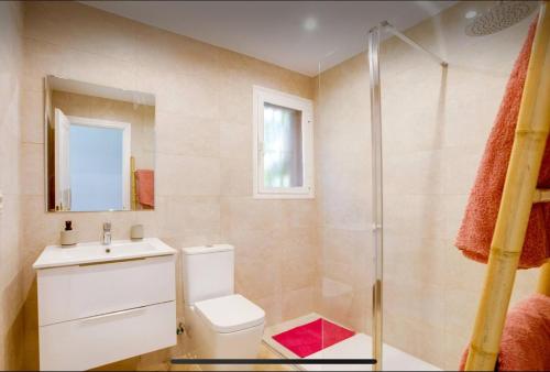 No1 - Beachfront Estepona, close to port, 2 bedroom, 2 bathroom, sleeps 5
