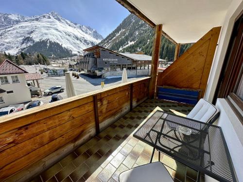 ザンクト・レオンハルト・イム・ピッツタールにあるHotel Zirbenhofの椅子と山の景色が見えるバルコニー