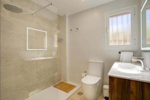 No10 - Beachfront Estepona close to port, 2 bedroom, 2 bathroom, sleeps 5