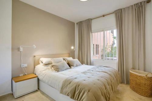 No10 - Beachfront Estepona close to port, 2 bedroom, 2 bathroom, sleeps 5