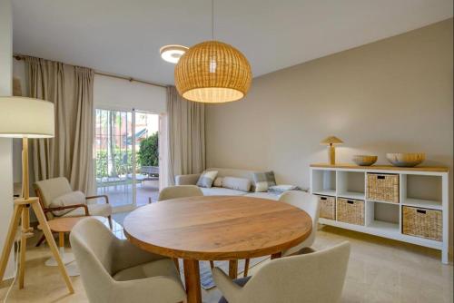 No10 - Beachfront Estepona close to port, 2 bedroom, 2 bathroom, sleeps 5