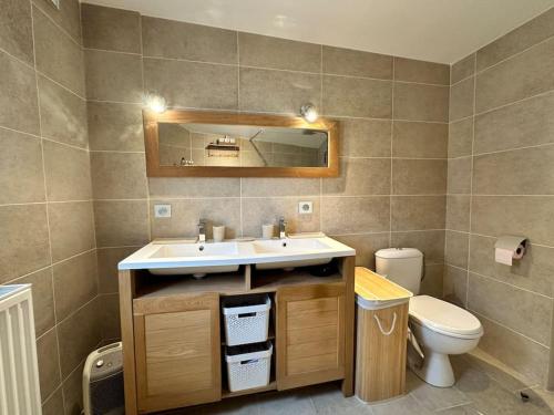 une salle de bain avec un lavabo et des toilettes dans l'établissement Maison à Cannes, à Cannes