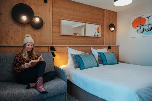 En eller flere senge i et værelse på Hôtel L'Eden des Cimes - Vacances Bleues - Belle Plagne 2100