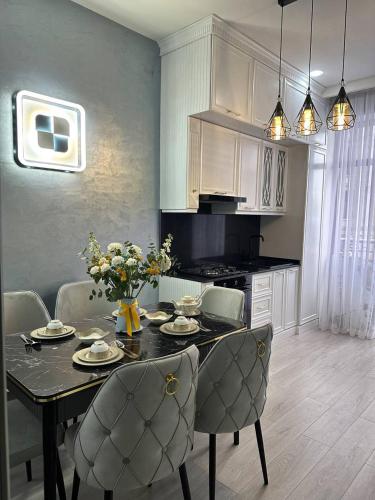 Η κουζίνα ή μικρή κουζίνα στο Аппартаменты-Пентхаус двухэтажный в центре Ташкента, имеется 2 спальни, 2 санузла, отдельная гостинная и отдельная кухня