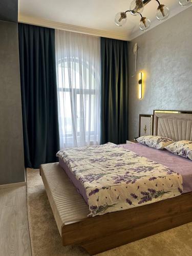 Ένα ή περισσότερα κρεβάτια σε δωμάτιο στο Аппартаменты-Пентхаус двухэтажный в центре Ташкента, имеется 2 спальни, 2 санузла, отдельная гостинная и отдельная кухня
