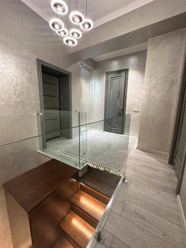 Ένα μπάνιο στο Аппартаменты-Пентхаус двухэтажный в центре Ташкента, имеется 2 спальни, 2 санузла, отдельная гостинная и отдельная кухня