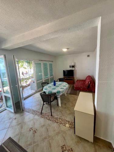 ドプラー・ヴォダにあるApartments AriaSana-5m from the beachのテーブルとソファのあるリビングルーム