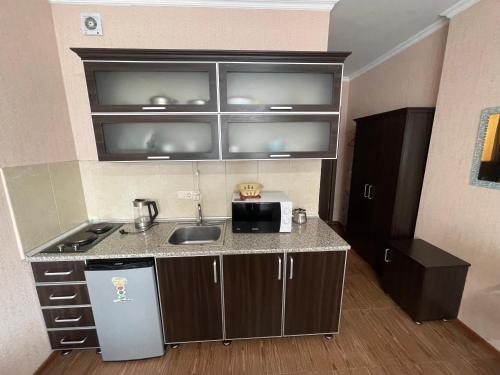 Η κουζίνα ή μικρή κουζίνα στο Orbi Towers by the Sea