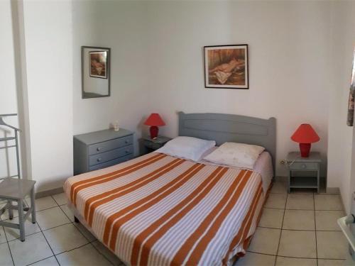 - une chambre avec un lit, deux tables et deux lampes dans l'établissement Charmant pavillon avec mezzanine, à 900m de la plage, parking privé, pour 4 personnes à Argelès-sur-Mer - FR-1-388-113, à Argelès-sur-Mer