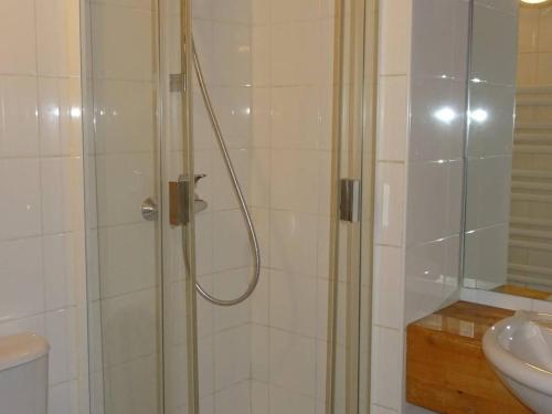 une salle de bain avec douche et lavabo dans l'établissement Les Gets : Appartement 6 pièces, 13 pers, Wi-Fi, 200m commerces, 450m pistes, draps et serviettes inclus - FR-1-802-55, aux Gets