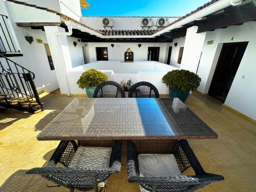 un tavolo e delle sedie seduti su un patio di Casa de Medina a Medina Sidonia