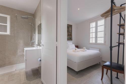 Schlafzimmer mit einem Bett, einer Dusche und einer Badewanne in der Unterkunft VILLA GALET-Saint Paul de Vence- Côte d'Azur-FRANCE in Saint-Paul-de-Vence