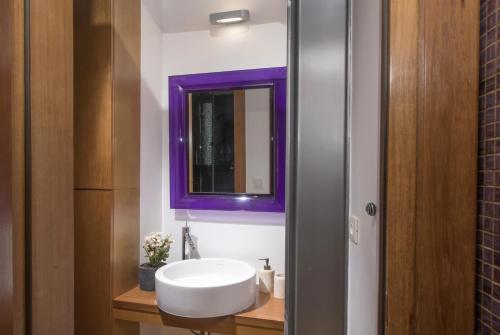 Ένα μπάνιο στο The Blossom Loft - City Center Apartment near the sea