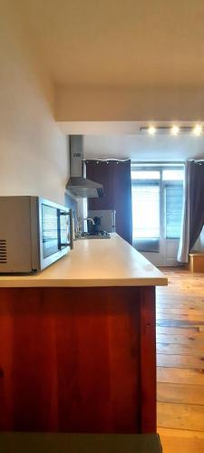 - une cuisine avec un comptoir dans une pièce dans l'établissement Vue Cité-Centre Historique-Patio-Tendance-calme, à Carcassonne