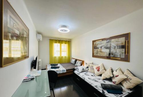 The NICE - 3 rooms, 3air cond, 3TV, 3fans, 2 wc, WIfi everywhere 5min aeroport, train, beach, 1min tram, 15 min centre, port, parking possible