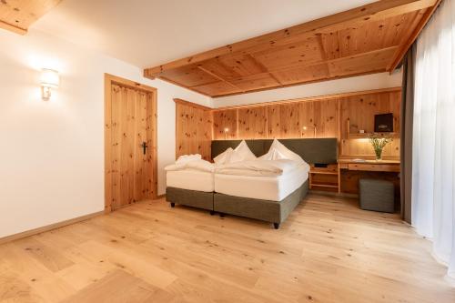 a bedroom with a bed and a desk at Hotel Berghof in Neustift im Stubaital
