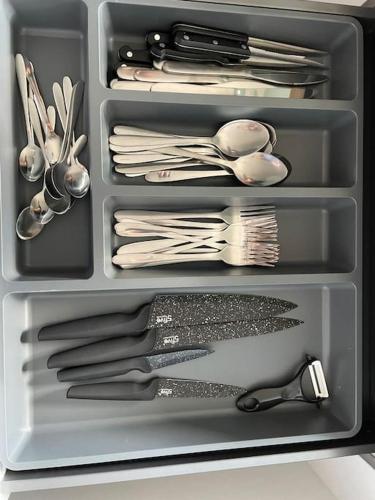 un tiroir rempli d'ustensiles dans un réfrigérateur dans l'établissement Confort & calme en famille - proche Omaha Beach & Bayeux - jusqu'à 6 pers, à Trévières