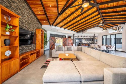 Posezení v ubytování Luxurious Mountaintop Retreat with Ocean Views